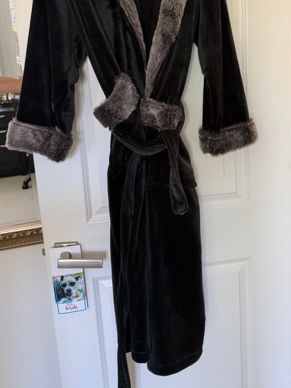 Robe - Picture 2 of 2
